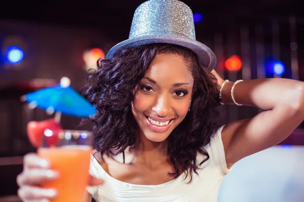 カクテルで可愛い女の子とキラキラ帽子 — ストック写真
