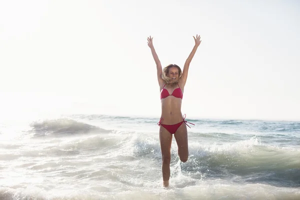 Aufgeregte Frau im Bikini-Springen — Stockfoto