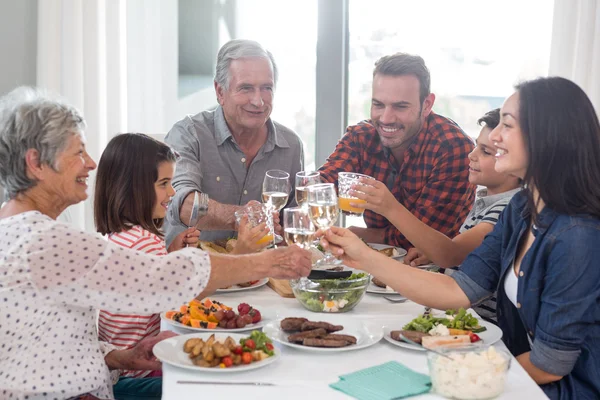 Familia juntos comiendo — Foto de Stock