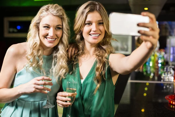 Smiling friends taking a selfie — Stock Photo, Image
