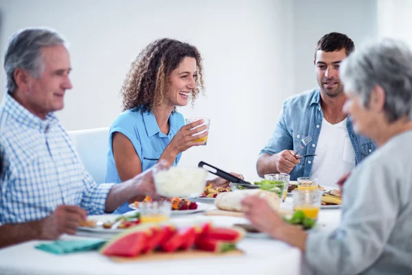 Šťastná rodina snídá spolu — Stock fotografie
