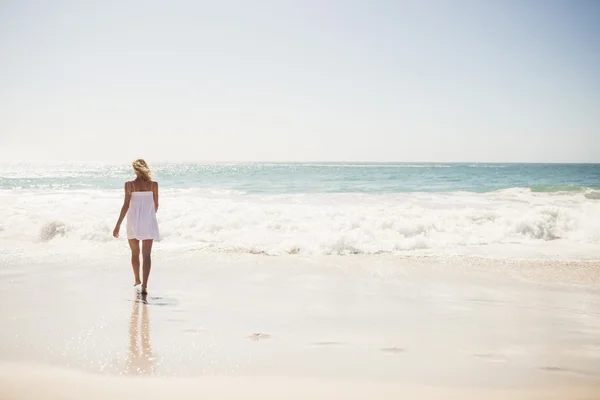 Blonde vrouw dicht bij water — Stockfoto