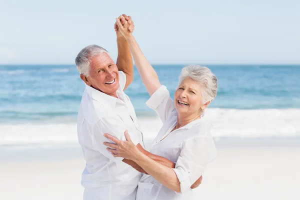 Pareja mayor bailando en la playa — Foto de Stock