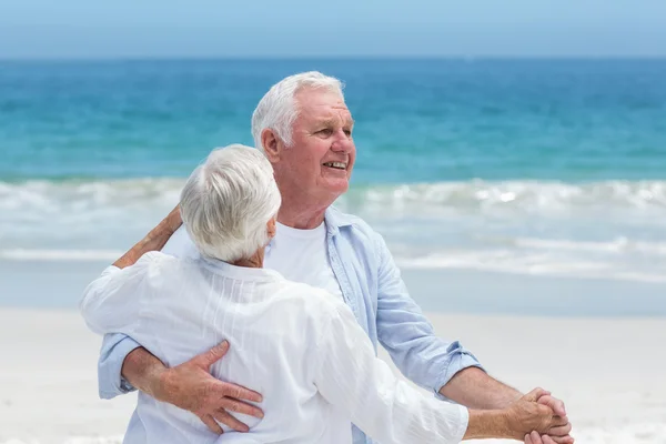 Senior par dansar på stranden — Stockfoto