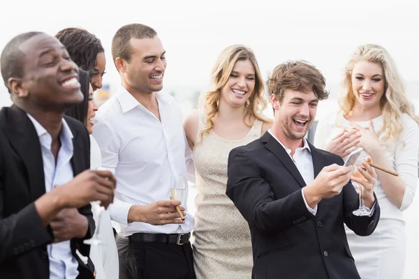 Gut gekleidete Menschen suchen Smartphone — Stockfoto