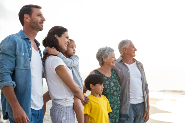 Glückliche Familie posiert am Strand — Stockfoto