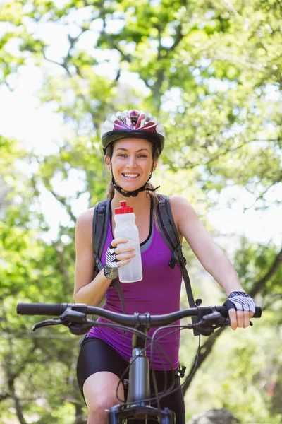 Femme souriante vélo — Photo