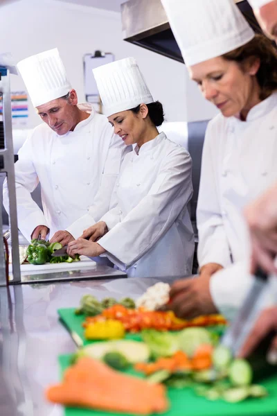 Chefs coupant des légumes — Photo