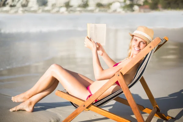 Frau im Bikini sitzt auf Sessel — Stockfoto