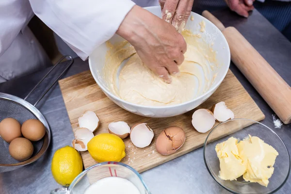 Chef che prepara la pasta al bancone — Foto Stock
