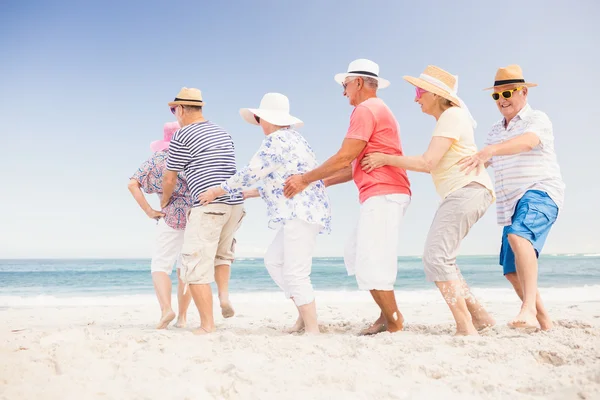 Happy senior vänner dansa — Stockfoto