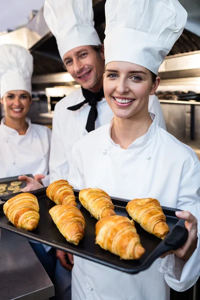 Chef-koks houden lade van gebakken croissants — Stockfoto