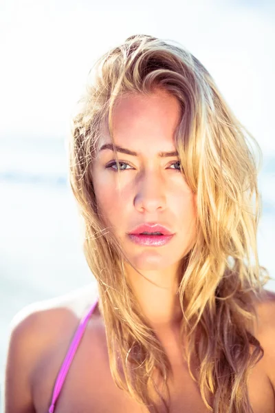 Bela mulher posando na praia — Fotografia de Stock