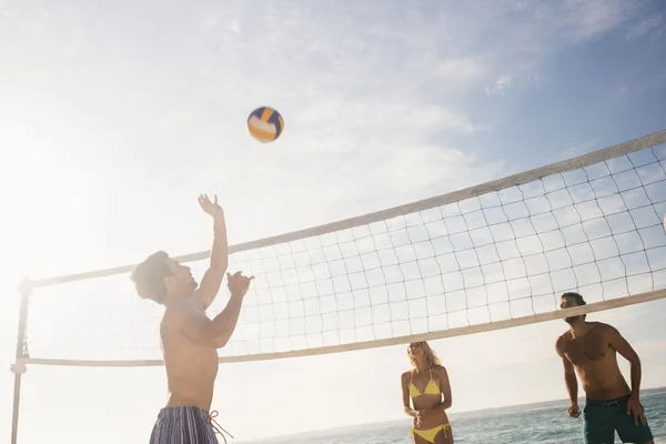 Vänner spelar beachvolleyboll — Stockfoto