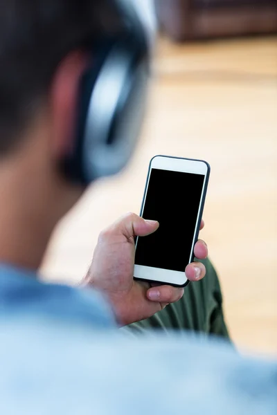 Homem ouvindo música — Fotografia de Stock