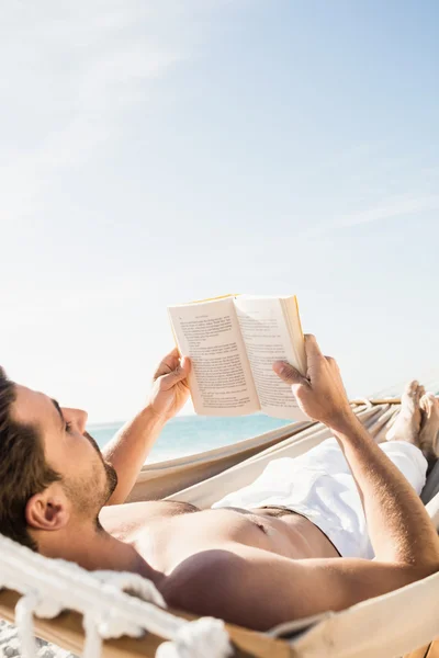 Uomo che legge il libro in amaca — Foto Stock