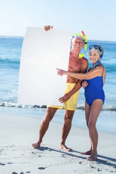 Senior Paar mit Strandausrüstung — Stockfoto