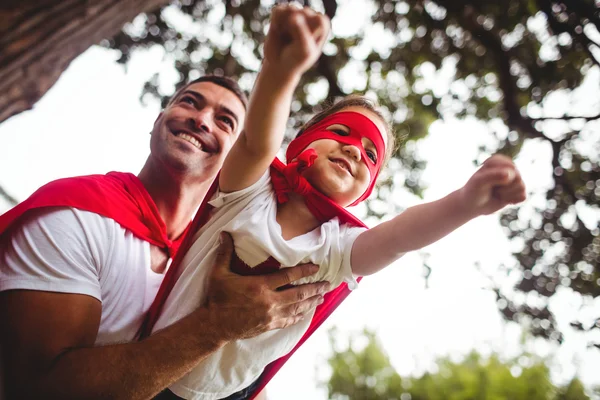 Vader en dochter doen alsof ze een superheld — Stockfoto