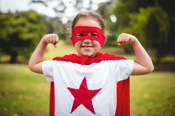Dívka v kostýmu superhrdiny — Stock fotografie