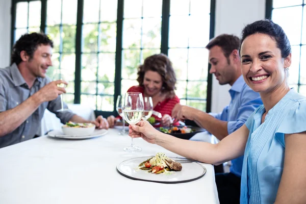 Freunde beim Mittagessen im Restaurant — Stockfoto