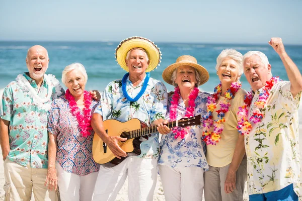 Seniorzy, śpiewa i gra na gitarze — Zdjęcie stockowe