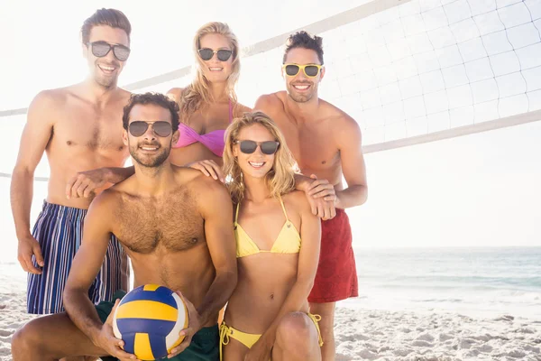 Lächelnde Freunde nach dem Volleyball spielen — Stockfoto