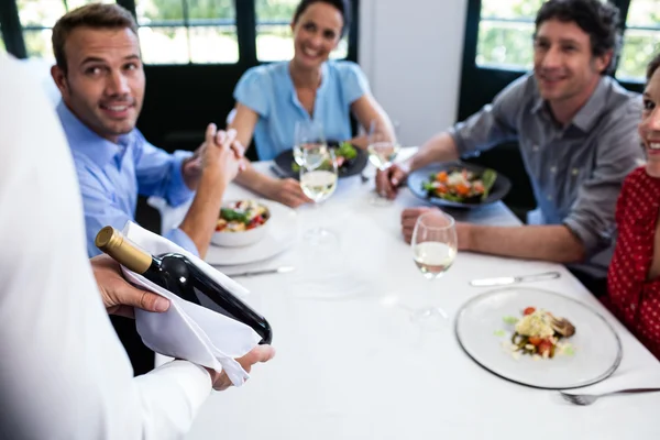 Cameriere che porta bottiglia di vino — Foto Stock