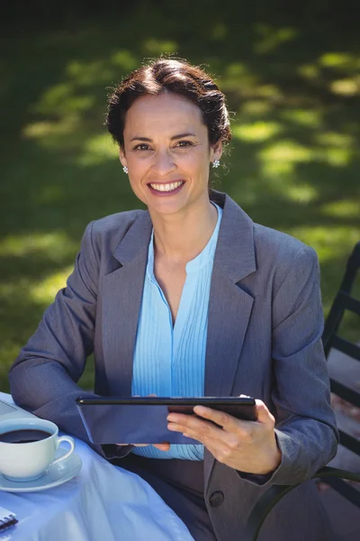 Geschäftsfrau nutzt Tablet mit Kaffee — Stockfoto