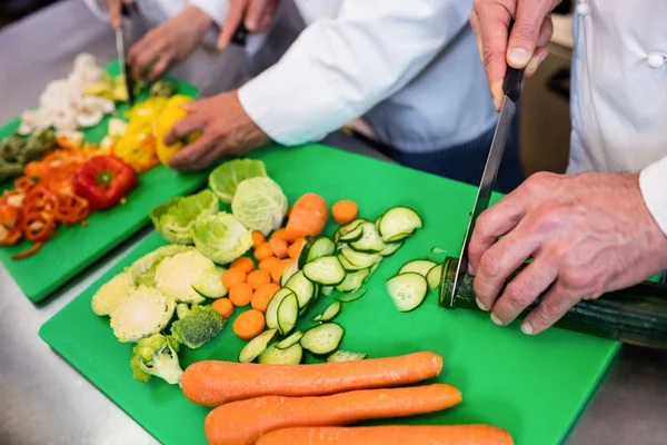 Chefs chopping vegetables — Stock Photo, Image