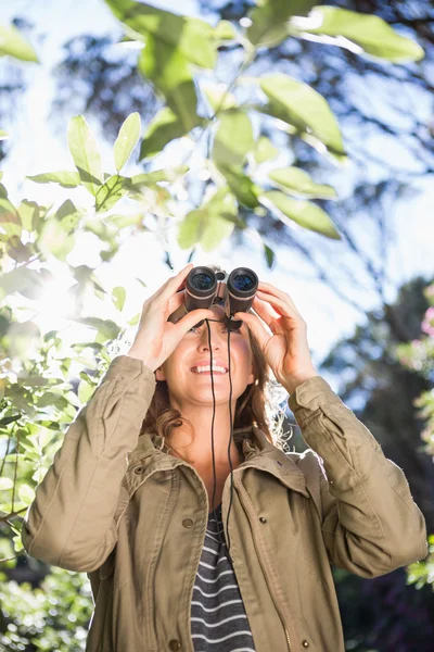 Mujer que usa binoculares — Foto de Stock