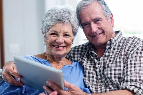 Portret van senior paar met behulp van een digitaal tablet — Stockfoto