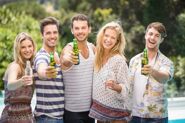 Grupo de amigos mostrando suas garrafas de cerveja — Fotografia de Stock