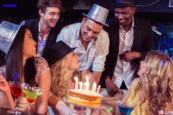 Happy vrienden vieren van een verjaardag — Stockfoto