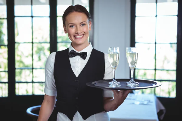 女服务员带托盘的香槟长笛 — 图库照片