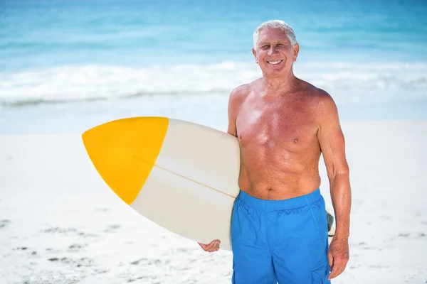 Älterer Mann posiert mit einem Surfbrett — Stockfoto