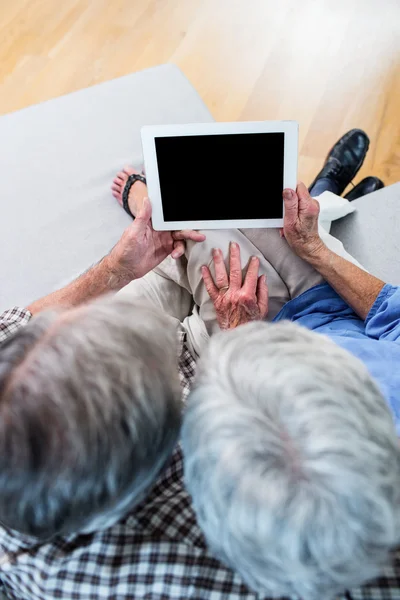 Üst düzey çift dijital tablet kanepe üzerinde kullanma — Stok fotoğraf