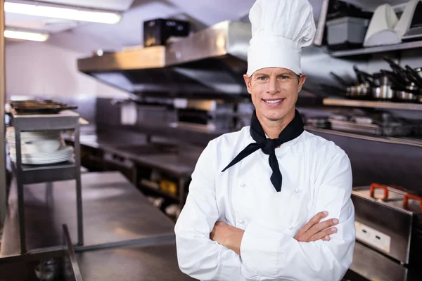 Chef confiante em pé na cozinha — Fotografia de Stock