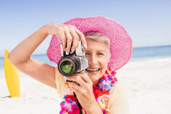 Senior vrouw nemen foto — Stockfoto