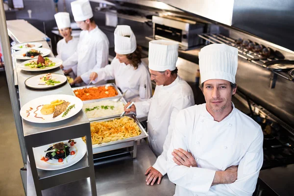 Chef na cozinha comercial — Fotografia de Stock