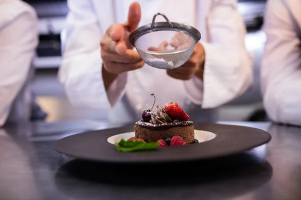 Chefs team finishing dessert plates — Stock Photo, Image