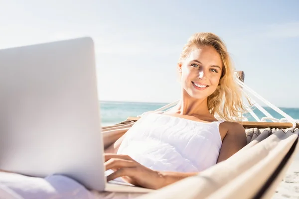Vrouw met behulp van haar laptop — Stockfoto