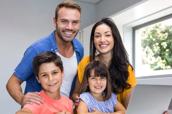 Glückliche Familie interagiert mit Laptop — Stockfoto