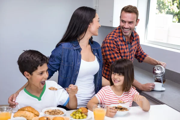 Gelukkig gezin in keuken — Stockfoto