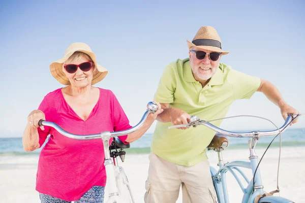 Senior paar gaan voor een fietstocht — Stockfoto