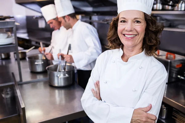 Chef na cozinha comercial — Fotografia de Stock