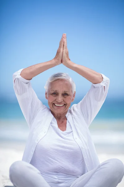 Schöne reife Frau posiert mit den Händen verbunden — Stockfoto