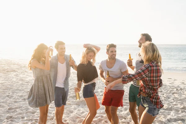 Fröhliche Freunde tanzen zusammen — Stockfoto