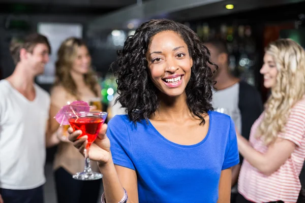 Chica sonriente tomando un cóctel con sus amigos — Foto de Stock