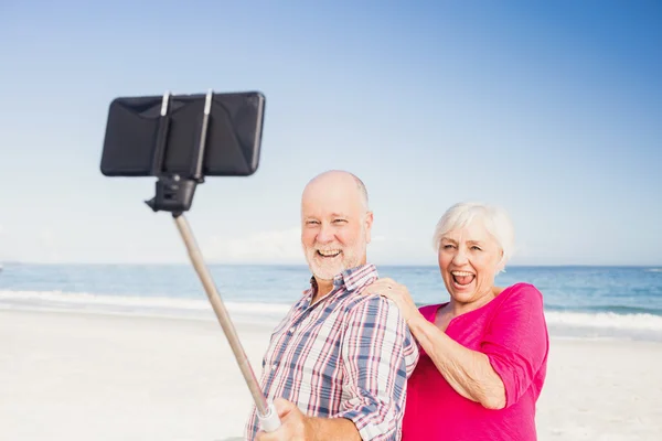 Seniorenpaar macht Selfie — Stockfoto