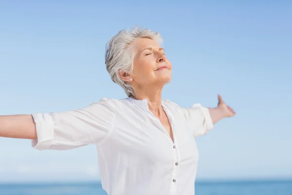 Seniorin entspannt am Strand — Stockfoto